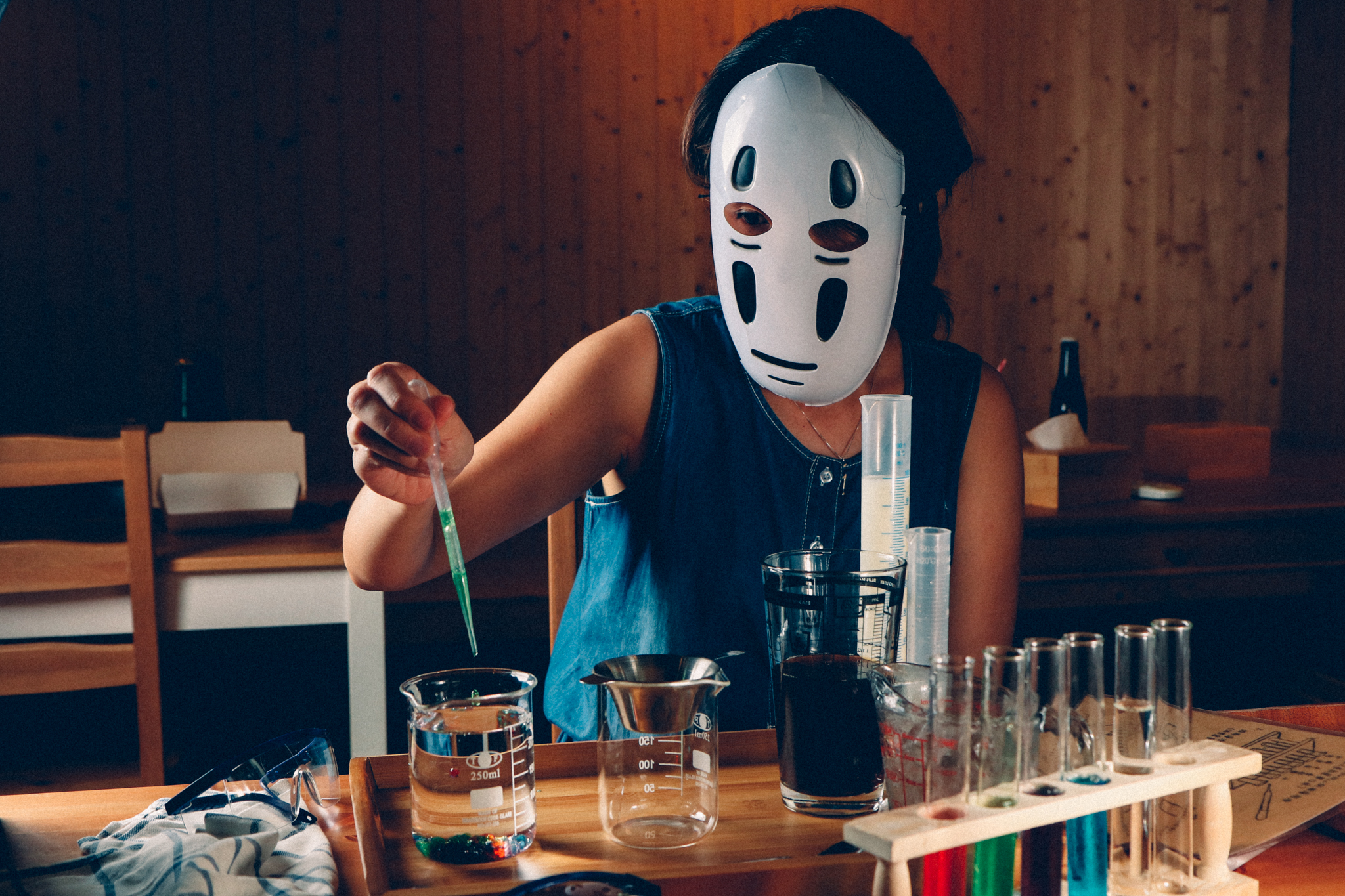 (高雄鹽埕) 攝飲主題餐廳 Camera Cafe│變裝狂拍照嗑大骨頭肉 還邊作分子實驗 不愛新奇創意的快別來！