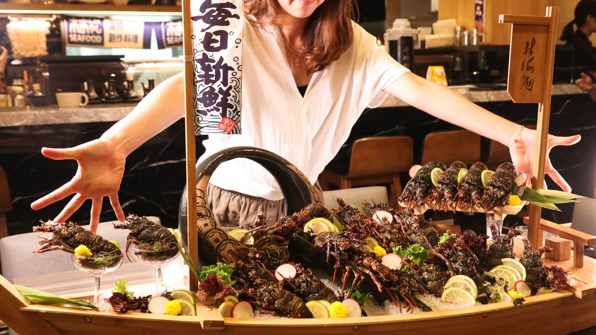 (高雄鼓山)福壽海鮮料理|海鮮餐廳上演屠龍記!這艘巨大龍蝦船也太浮誇了吧~ 高雄美食|林海物