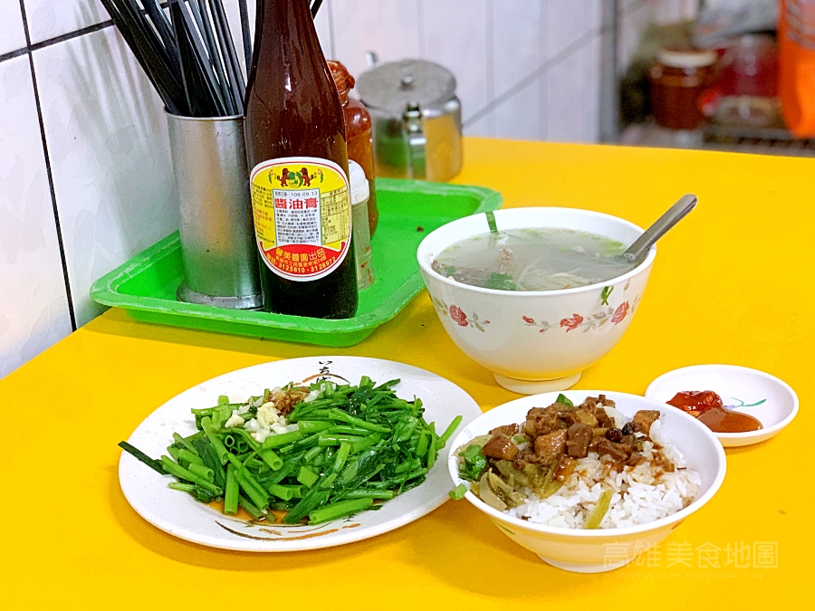 (高雄鳳山)小魯魯麵食-平價可口高CP值小店 ，推薦咀嚼派必點招牌骨仔肉湯