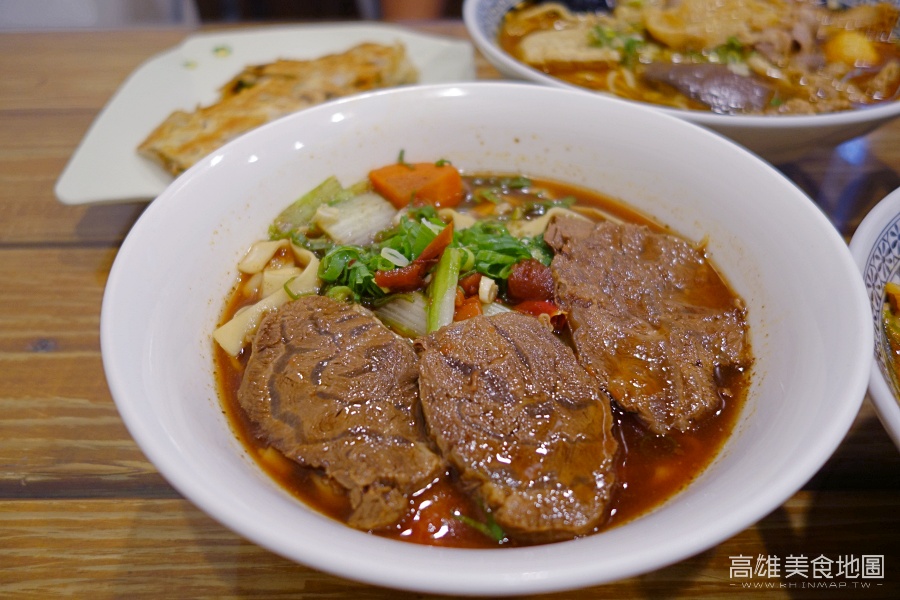 (高雄前金)幸福麵屋-當台式牛肉麵遇到韓式部隊鍋 牛肉麵的創意新吃法