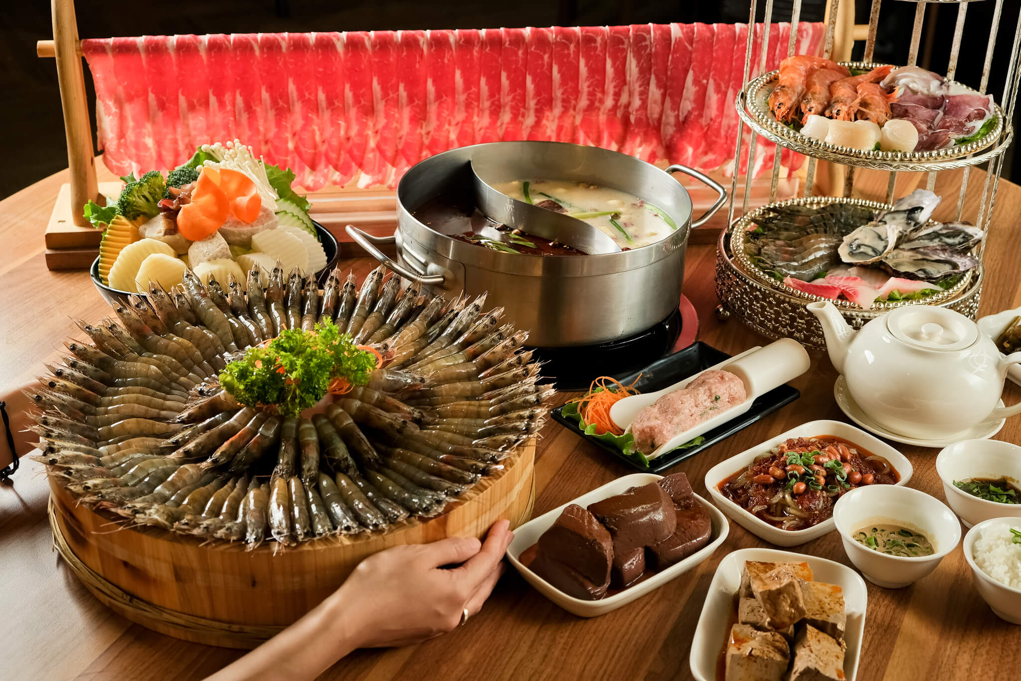 (高雄美食) 灑椒。麻辣鴛鴦│長長肉瀑布視覺味覺都享受，還有5元白蝦等你來消滅！