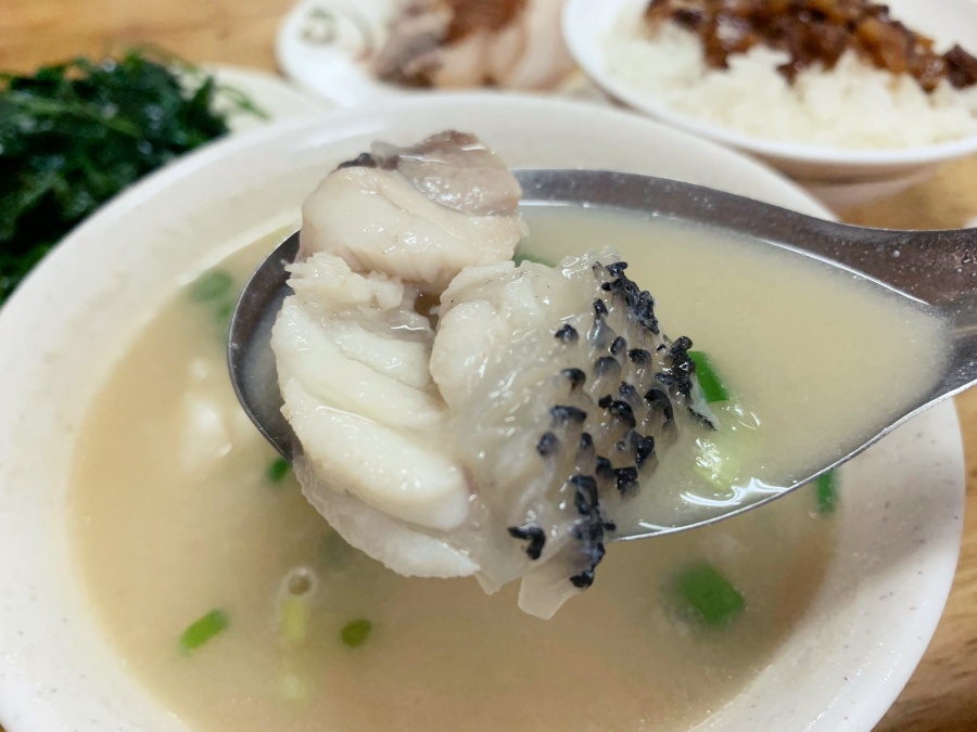 (高雄三民)阿宏𩼣魚湯-有好味的肉燥飯和一碗不輸龍膽石斑口感的𩼣魚