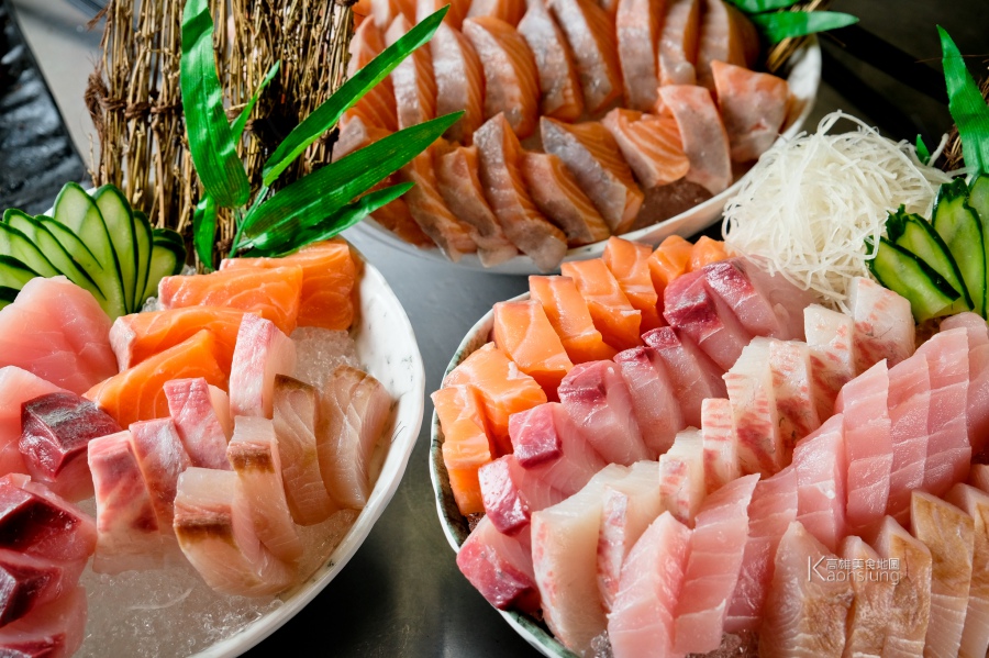 (高雄左營)燒烤殿-名字叫鮭魚才送就太嚴苛了，這間名字有{ㄩˊ}就送10片鮭魚生魚片啦！