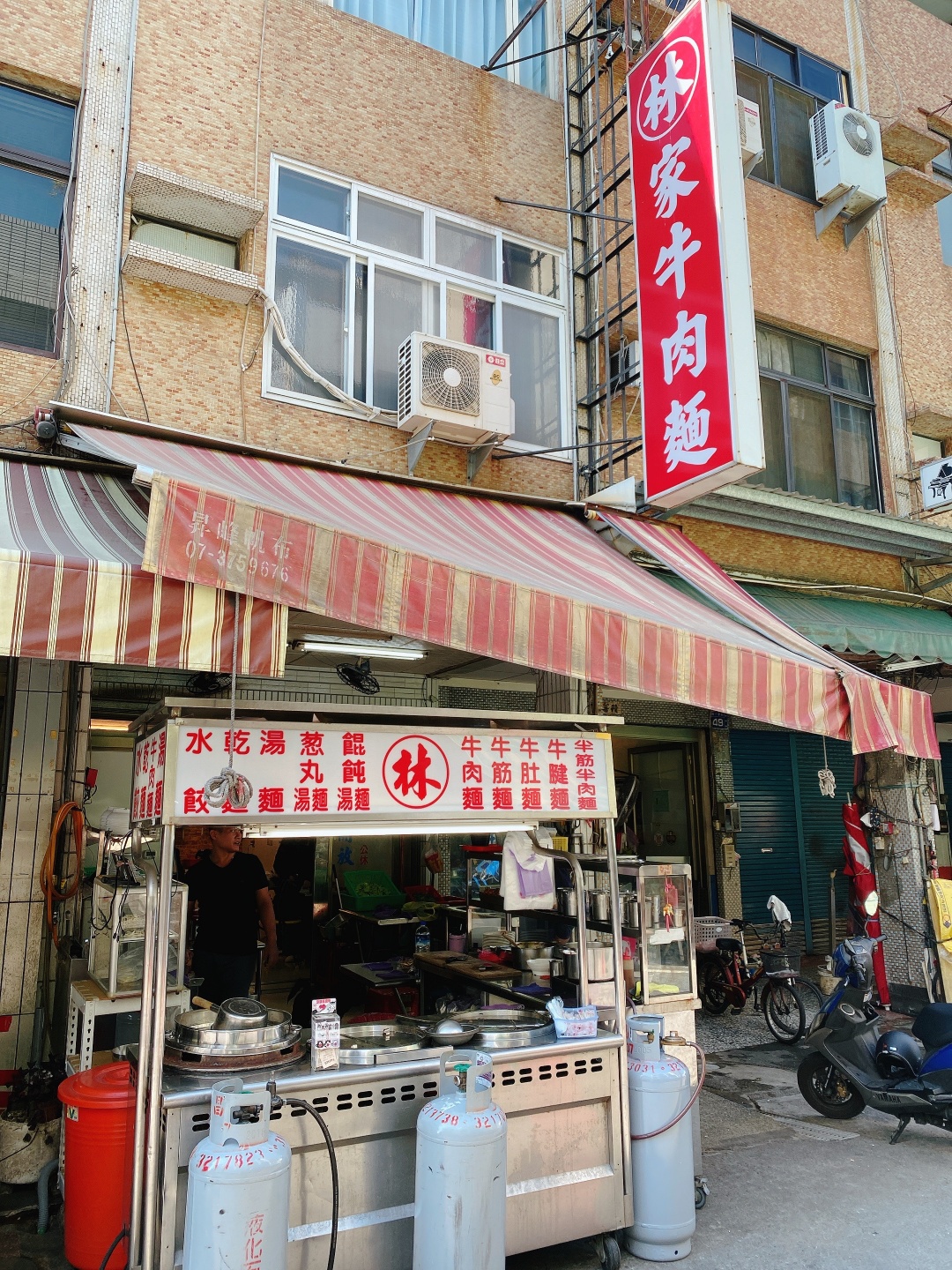 林家牛肉麵(高雄新興)南華市場這家必吃！天然蔬果湯頭配上燉煮軟嫩的牛肋牛肉麵！