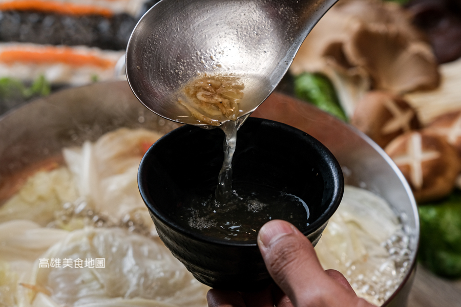 汕頭泉成沙茶火鍋(高雄美食)這次讓年輕輩的你來承辦一桌，能沿襲三代記憶的汕頭泉成火鍋年菜