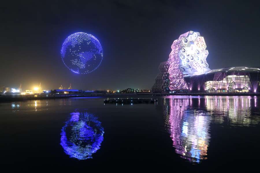 (高雄生活)全臺首次高規格1500台無人機展演，專屬高雄燈會特別版的巨大旋轉地球再現愛河灣