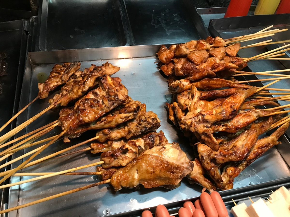 阿春古早味燒烤(高雄鼓山)哈瑪星古早味平價烤肉，烤雞腿只要40元學生最愛的銅板宵夜