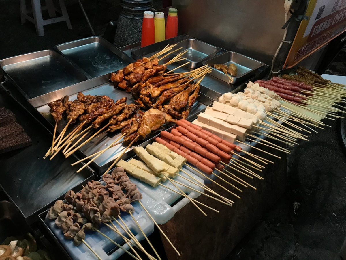 阿春古早味燒烤(高雄鼓山)哈瑪星古早味平價烤肉，烤雞腿只要40元學生最愛的銅板宵夜