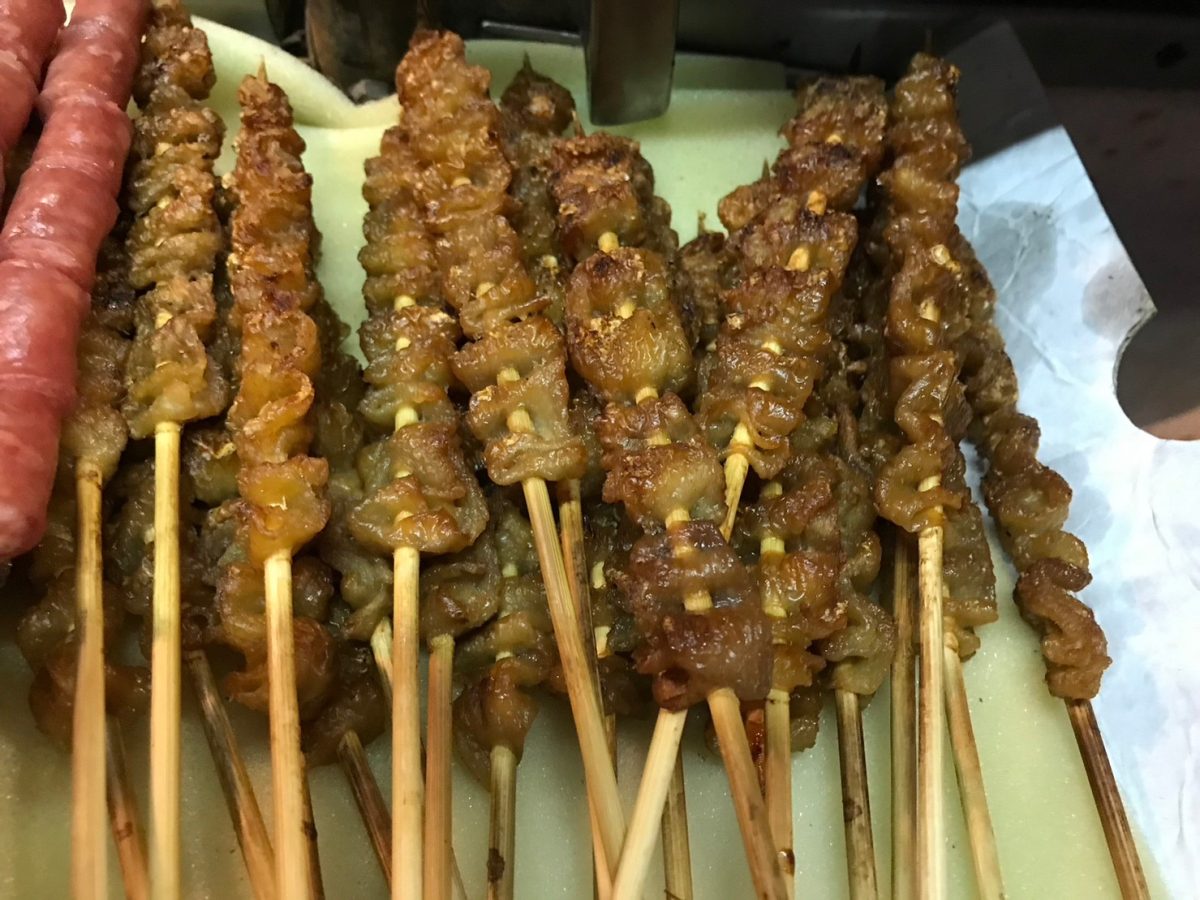 阿春古早味燒烤(高雄鼓山)哈瑪星古早味平價烤肉，烤雞腿只要40元學生最愛的銅板宵夜