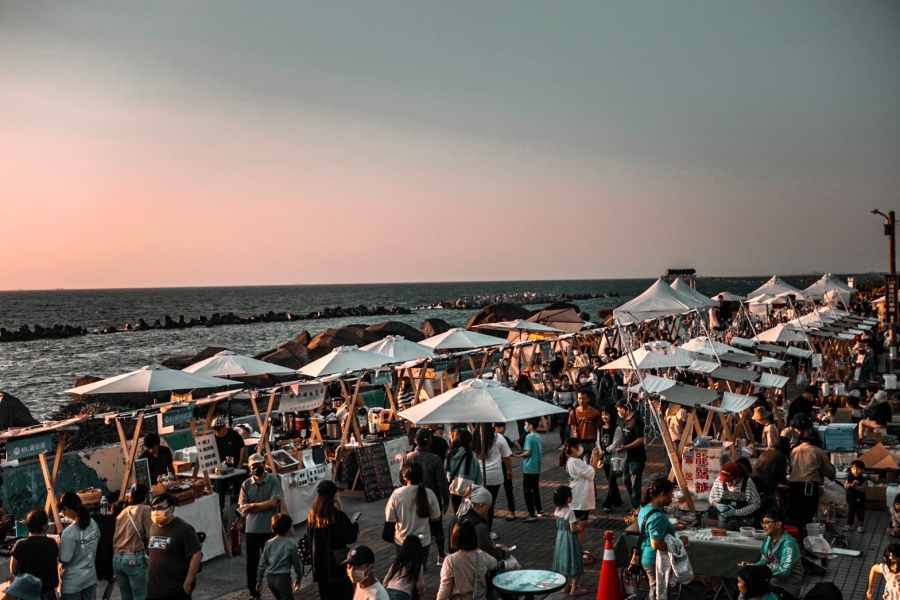 (高雄生活)離海最近的「high趴音樂市集」歌聲與夕陽美景相伴 8,000人次擠爆赤崁海濱