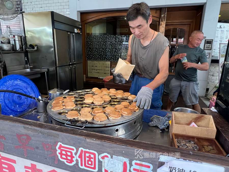二舅仔の車輪餅(高雄苓雅)武廟人氣銅板美食，滿滿餡料的紅豆餅適合當下午茶