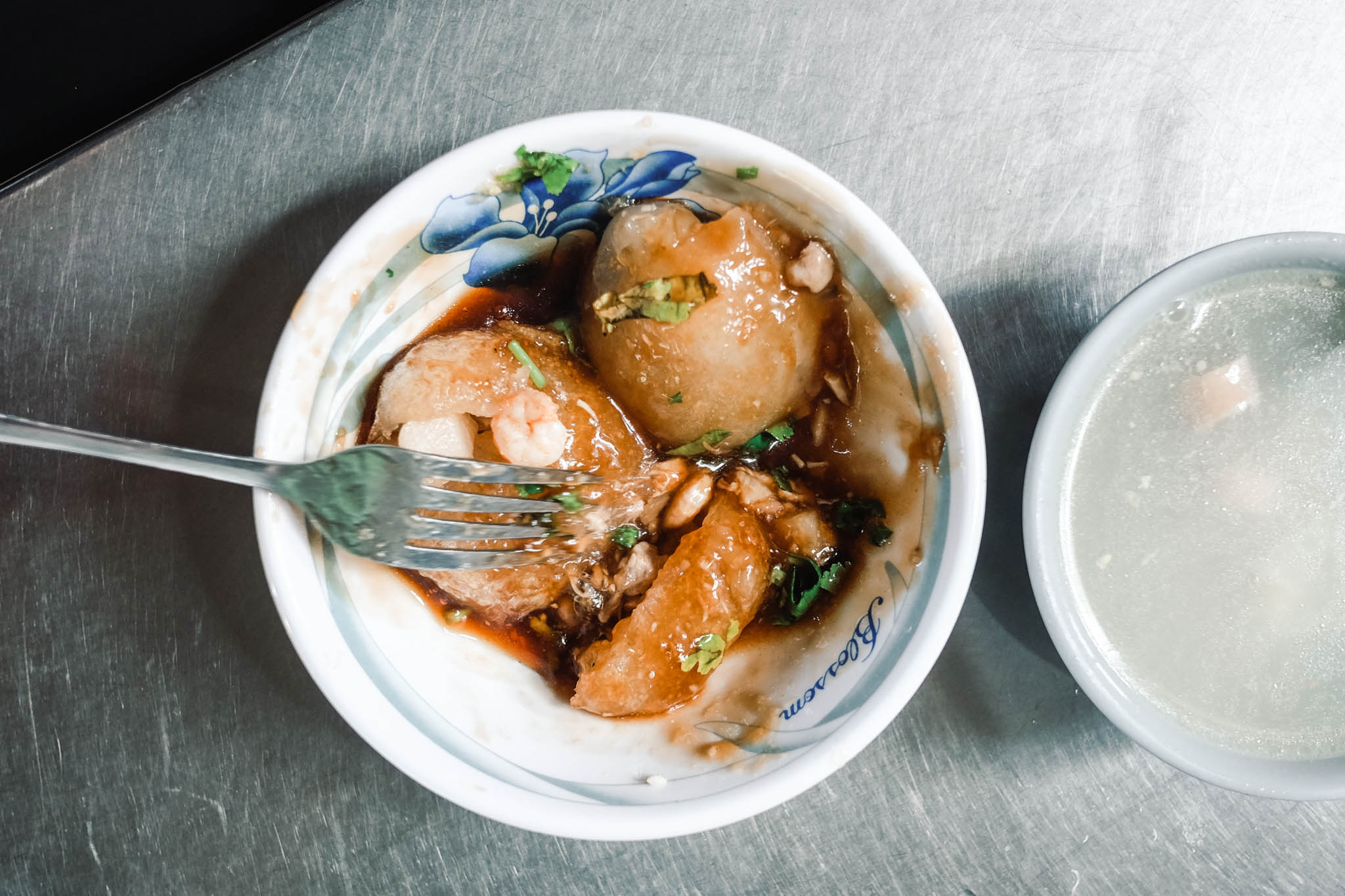 東港正宗肉丸(屏東東港) 七十年老店的鮮美雙丸配三腸 南蒸北炸肉丸之戰就此握手言歡