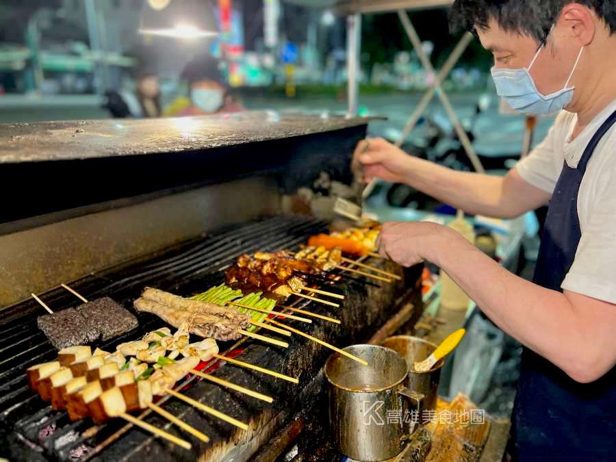 內惟無名烤肉攤(高雄鼓山)晚上九點才營業 專屬內惟人的宵夜場,炭火烤肉現點現烤 沒預訂等到天荒地老。 內惟無名烤肉攤(高雄鼓山)