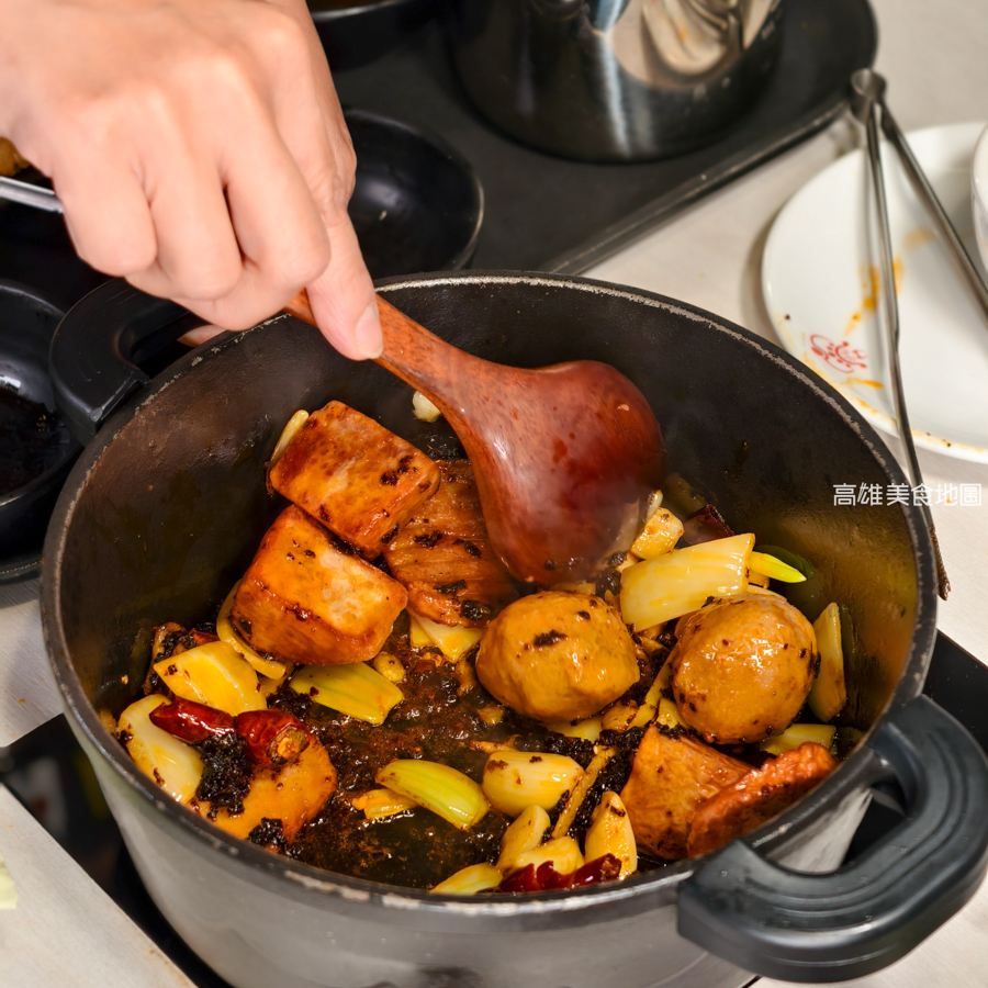 癮揪鍋物 Enjoy Hot Pot(高雄楠梓)老四川全新個人火鍋品牌,主打個人鍋一鍋兩吃 爆炒乾鍋香+火鍋湯一次滿足 癮揪鍋物 Enjoy Hot Pot(高雄楠梓)