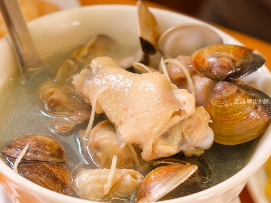 阿爸餵露水雞(高雄苓雅)─對女兒的承諾說到做到 品質第一的雞料理好吃到爆秋冬食補來碗雞湯最好 阿爸餵露水雞(高雄苓雅)