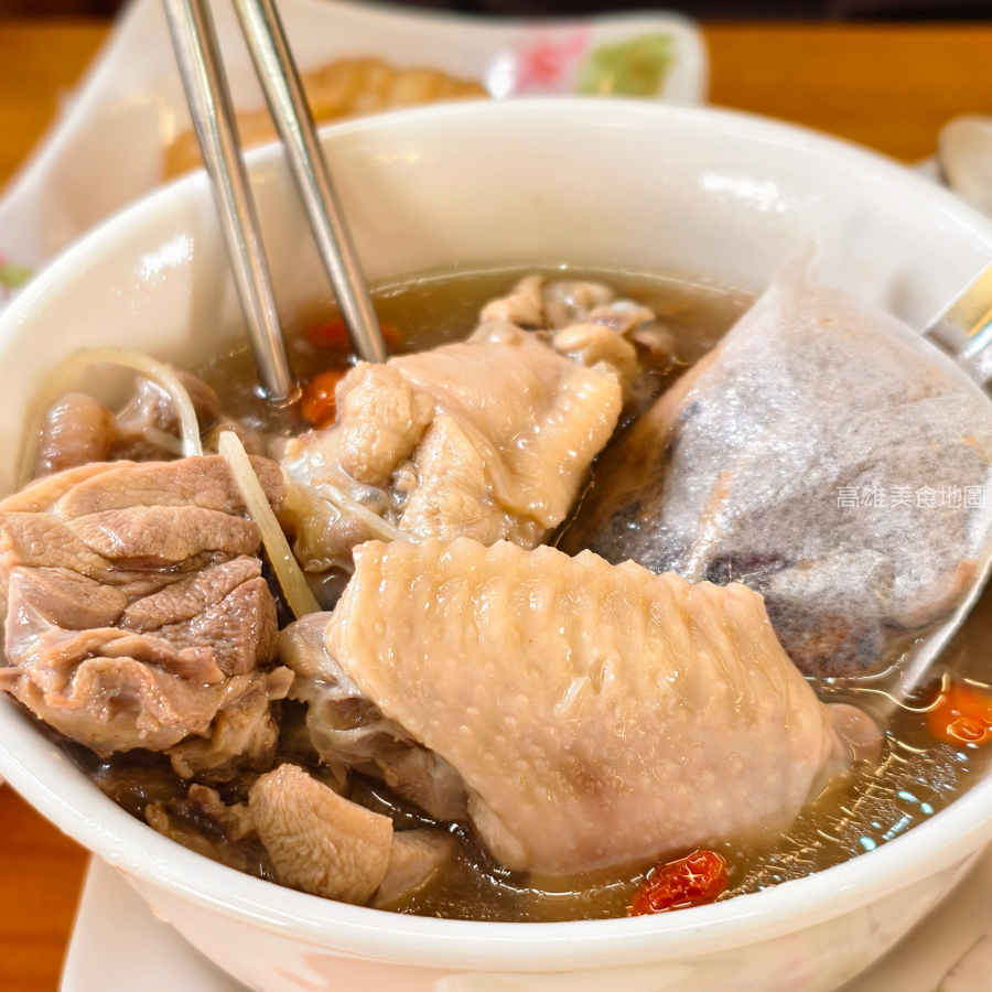 阿爸餵露水雞(高雄苓雅)─對女兒的承諾說到做到 品質第一的雞料理好吃到爆秋冬食補來碗雞湯最好 阿爸餵露水雞(高雄苓雅)