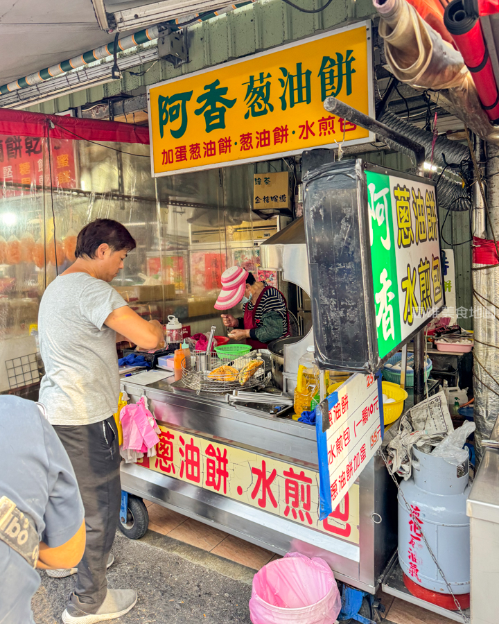阿香蔥油餅水煎包(高雄苓雅)─一口吃進蔥蛋滿嘴酥香 藏在苓雅市場裡的人氣小吃老店 阿香蔥油餅水煎包(高雄苓雅)