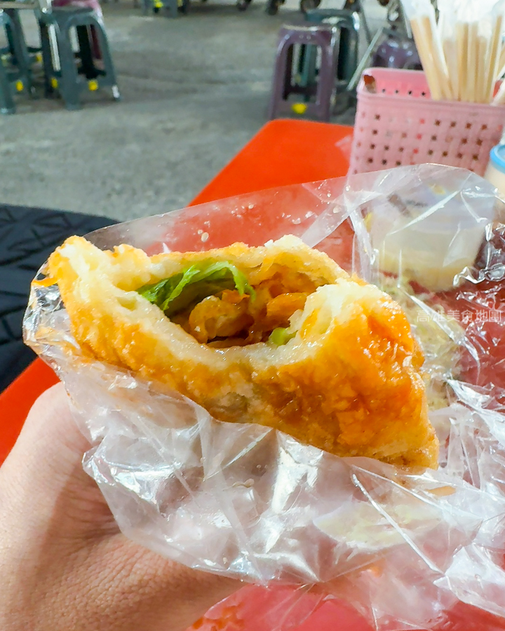 阿香蔥油餅水煎包(高雄苓雅)─一口吃進蔥蛋滿嘴酥香 藏在苓雅市場裡的人氣小吃老店 阿香蔥油餅水煎包(高雄苓雅)