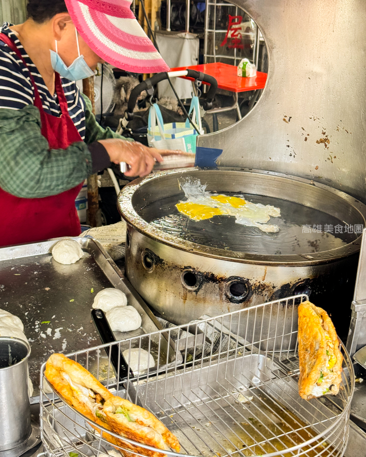 阿香蔥油餅水煎包(高雄苓雅)─一口吃進蔥蛋滿嘴酥香 藏在苓雅市場裡的人氣小吃老店 阿香蔥油餅水煎包(高雄苓雅)