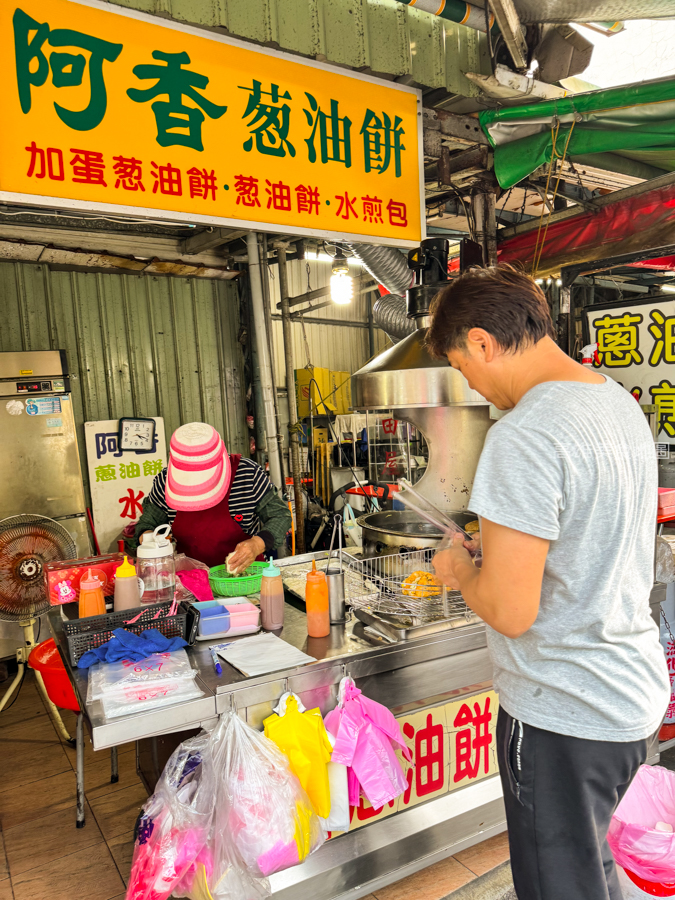阿香蔥油餅水煎包(高雄苓雅)─一口吃進蔥蛋滿嘴酥香 藏在苓雅市場裡的人氣小吃老店 阿香蔥油餅水煎包(高雄苓雅)