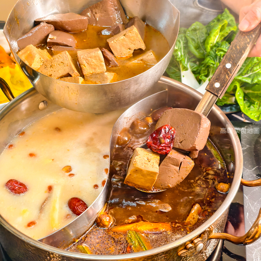 灑椒麻辣鴛鴦鍋青年店(高雄前金)─紅湯香 鴨血嫩 鍋料滿載 麻辣與暖湯的最強組合 愛河玩耍後的必吃新據點 灑椒麻辣鴛鴦鍋青年店(高雄前金)