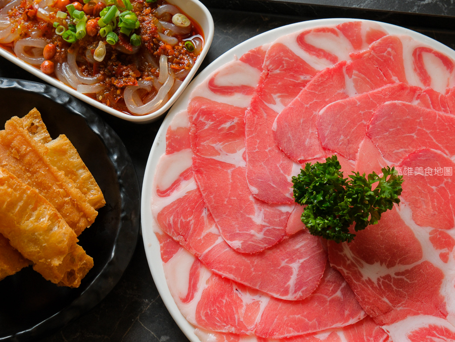 灑椒麻辣鴛鴦鍋青年店(高雄前金)─紅湯香 鴨血嫩 鍋料滿載 麻辣與暖湯的最強組合 愛河玩耍後的必吃新據點 灑椒麻辣鴛鴦鍋青年店(高雄前金)