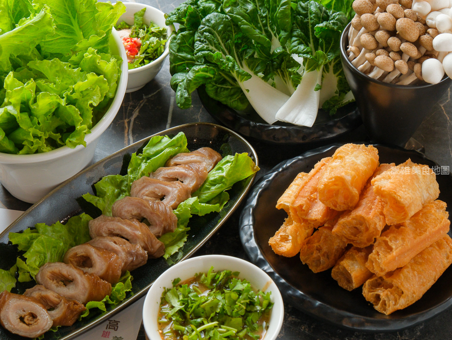 灑椒麻辣鴛鴦鍋青年店(高雄前金)─紅湯香 鴨血嫩 鍋料滿載 麻辣與暖湯的最強組合 愛河玩耍後的必吃新據點 灑椒麻辣鴛鴦鍋青年店(高雄前金)