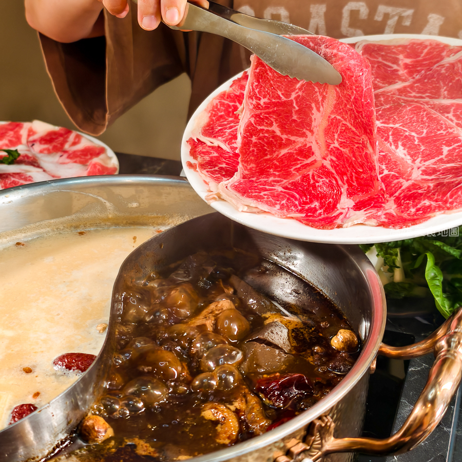 灑椒麻辣鴛鴦鍋青年店(高雄前金)─紅湯香 鴨血嫩 鍋料滿載 麻辣與暖湯的最強組合 愛河玩耍後的必吃新據點 灑椒麻辣鴛鴦鍋青年店(高雄前金)