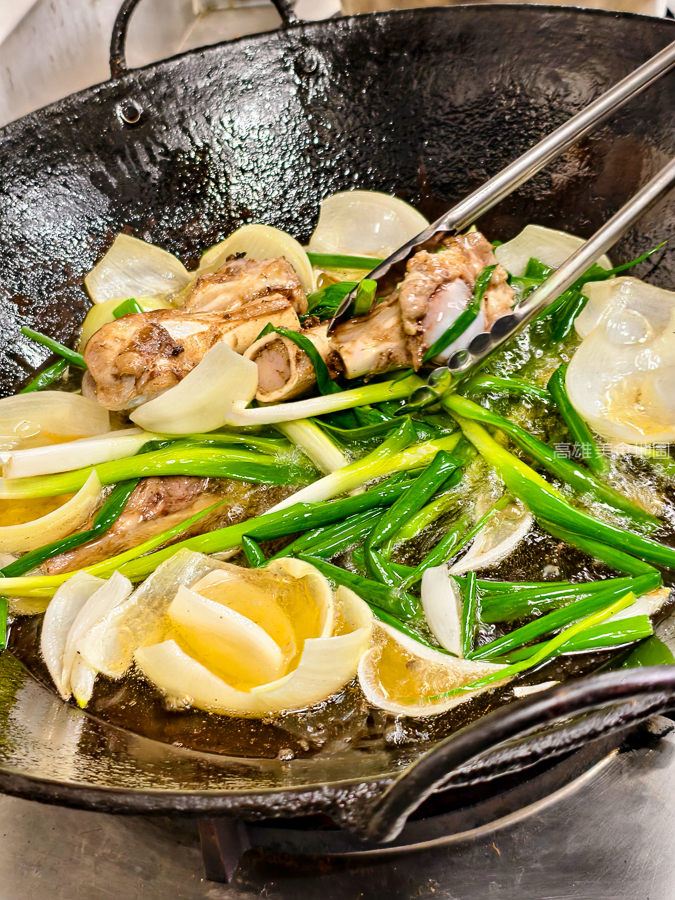 灑椒麻辣鴛鴦鍋青年店(高雄前金)─紅湯香 鴨血嫩 鍋料滿載 麻辣與暖湯的最強組合 愛河玩耍後的必吃新據點 灑椒麻辣鴛鴦鍋青年店(高雄前金)