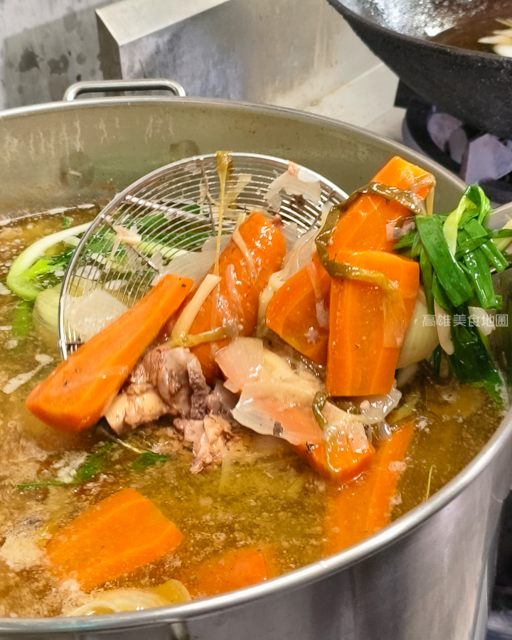 灑椒麻辣鴛鴦鍋青年店(高雄前金)─紅湯香 鴨血嫩 鍋料滿載 麻辣與暖湯的最強組合 愛河玩耍後的必吃新據點 灑椒麻辣鴛鴦鍋青年店(高雄前金)