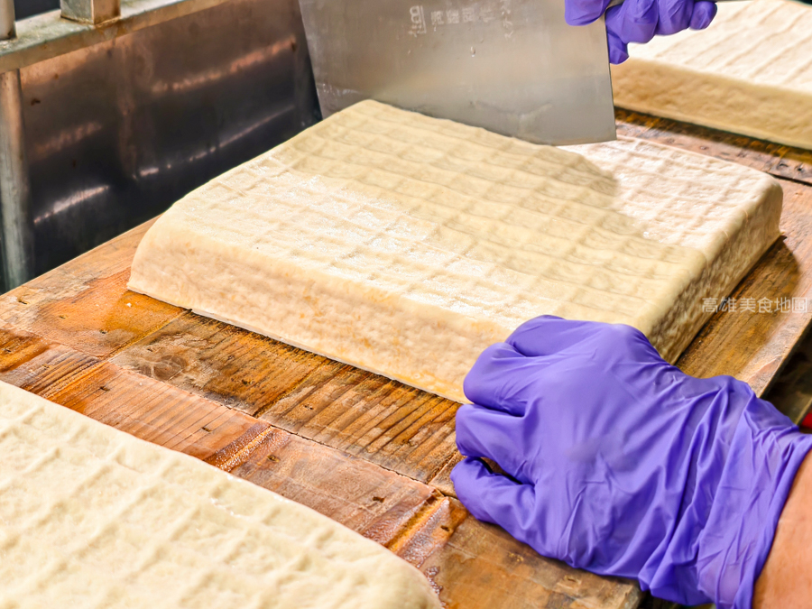 灑椒麻辣鴛鴦鍋青年店(高雄前金)─紅湯香 鴨血嫩 鍋料滿載 麻辣與暖湯的最強組合 愛河玩耍後的必吃新據點 灑椒麻辣鴛鴦鍋青年店(高雄前金)