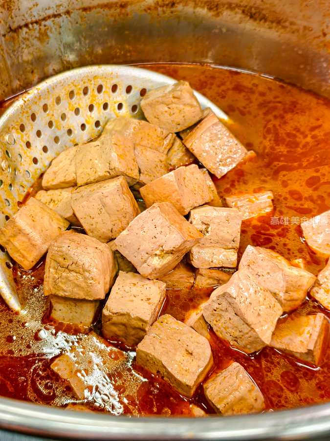 灑椒麻辣鴛鴦鍋青年店(高雄前金)─紅湯香 鴨血嫩 鍋料滿載 麻辣與暖湯的最強組合 愛河玩耍後的必吃新據點 灑椒麻辣鴛鴦鍋青年店(高雄前金)