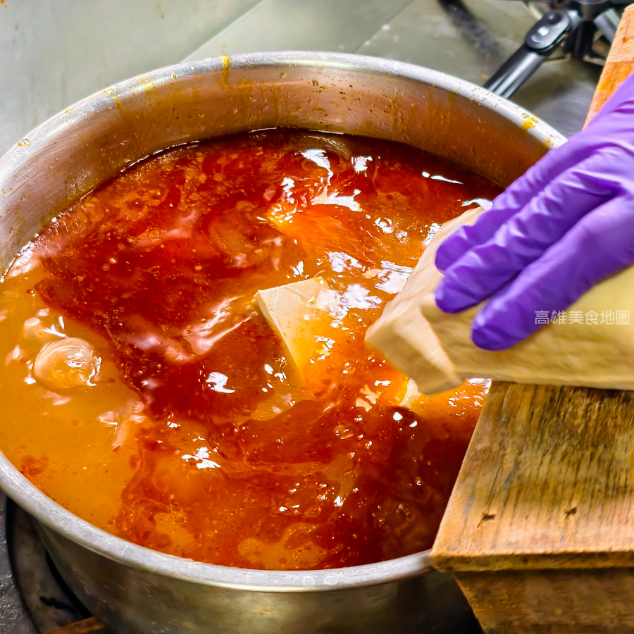 灑椒麻辣鴛鴦鍋青年店(高雄前金)─紅湯香 鴨血嫩 鍋料滿載 麻辣與暖湯的最強組合 愛河玩耍後的必吃新據點 灑椒麻辣鴛鴦鍋青年店(高雄前金)