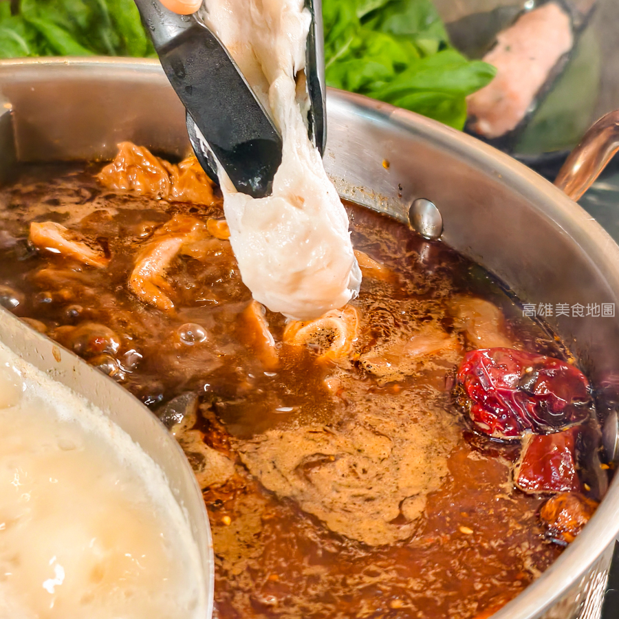 灑椒麻辣鴛鴦鍋青年店(高雄前金)─紅湯香 鴨血嫩 鍋料滿載 麻辣與暖湯的最強組合 愛河玩耍後的必吃新據點 灑椒麻辣鴛鴦鍋青年店(高雄前金)