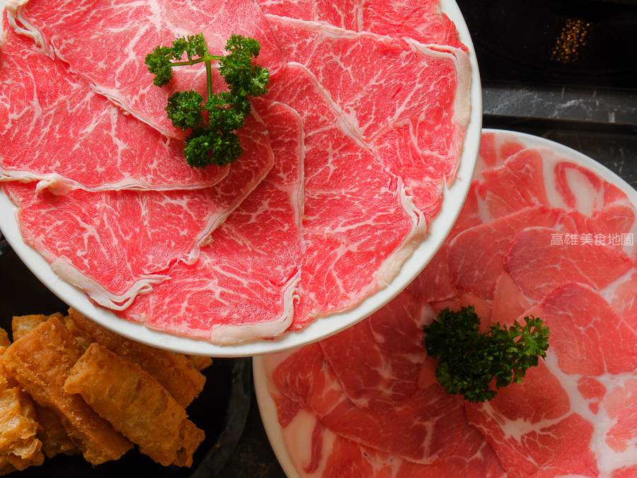 灑椒麻辣鴛鴦鍋青年店(高雄前金)─紅湯香 鴨血嫩 鍋料滿載 麻辣與暖湯的最強組合 愛河玩耍後的必吃新據點 灑椒麻辣鴛鴦鍋青年店(高雄前金)