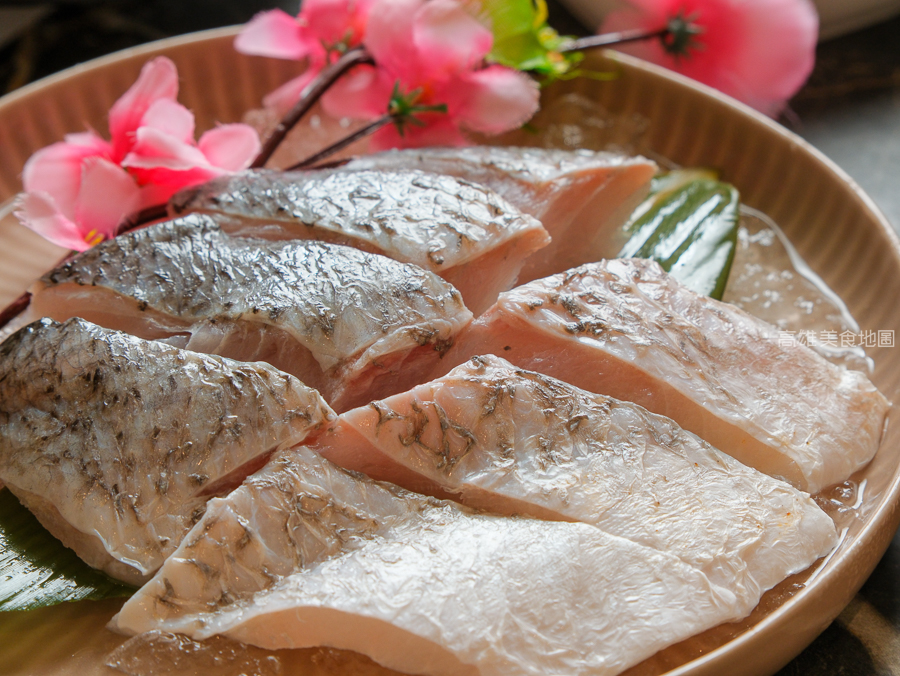 灑椒麻辣鴛鴦鍋青年店(高雄前金)─紅湯香 鴨血嫩 鍋料滿載 麻辣與暖湯的最強組合 愛河玩耍後的必吃新據點 灑椒麻辣鴛鴦鍋青年店(高雄前金)