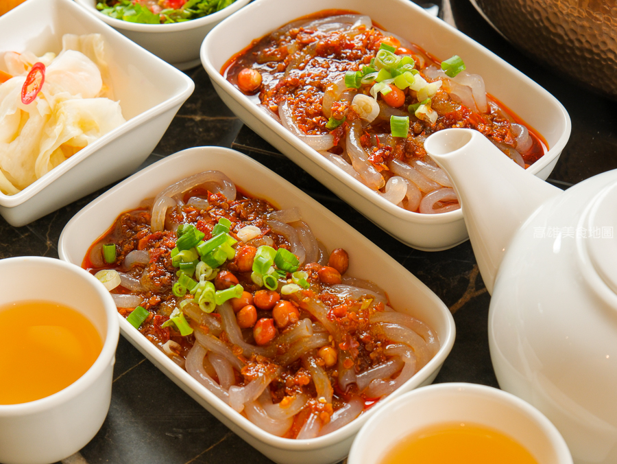 灑椒麻辣鴛鴦鍋青年店(高雄前金)─紅湯香 鴨血嫩 鍋料滿載 麻辣與暖湯的最強組合 愛河玩耍後的必吃新據點 灑椒麻辣鴛鴦鍋青年店(高雄前金)