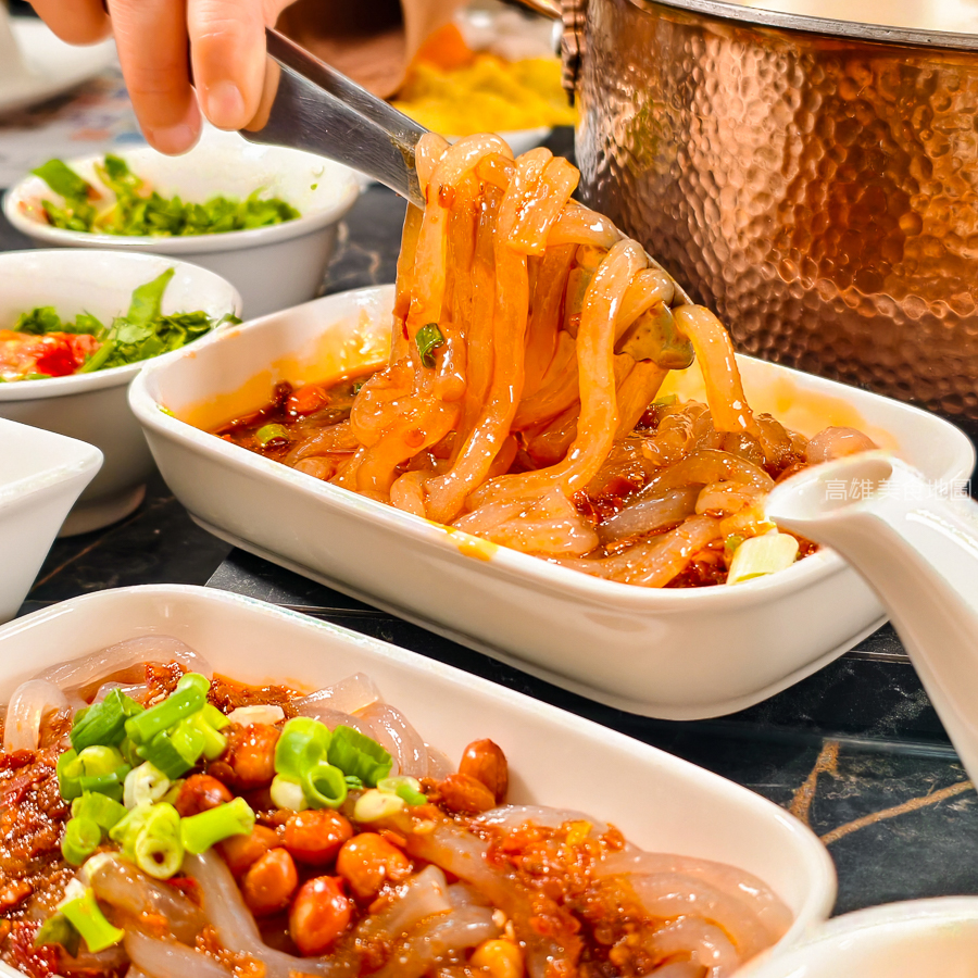 灑椒麻辣鴛鴦鍋青年店(高雄前金)─紅湯香 鴨血嫩 鍋料滿載 麻辣與暖湯的最強組合 愛河玩耍後的必吃新據點 灑椒麻辣鴛鴦鍋青年店(高雄前金)