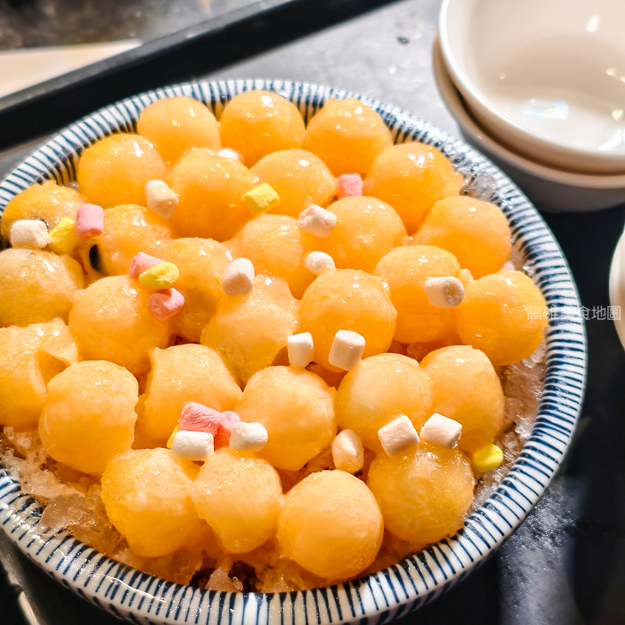 灑椒麻辣鴛鴦鍋青年店(高雄前金)─紅湯香 鴨血嫩 鍋料滿載 麻辣與暖湯的最強組合 愛河玩耍後的必吃新據點 灑椒麻辣鴛鴦鍋青年店(高雄前金)