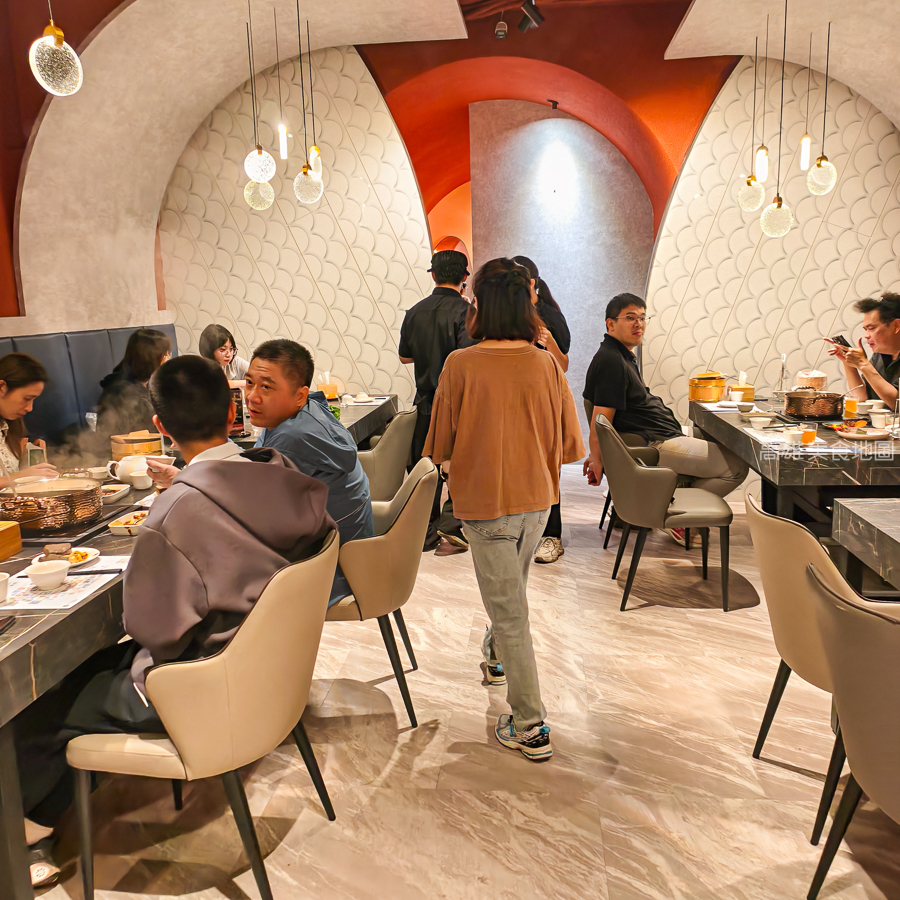 灑椒麻辣鴛鴦鍋青年店(高雄前金)─紅湯香 鴨血嫩 鍋料滿載 麻辣與暖湯的最強組合 愛河玩耍後的必吃新據點 灑椒麻辣鴛鴦鍋青年店(高雄前金)