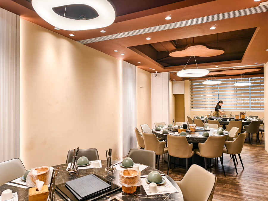 灑椒麻辣鴛鴦鍋青年店(高雄前金)─紅湯香 鴨血嫩 鍋料滿載 麻辣與暖湯的最強組合 愛河玩耍後的必吃新據點 灑椒麻辣鴛鴦鍋青年店(高雄前金)