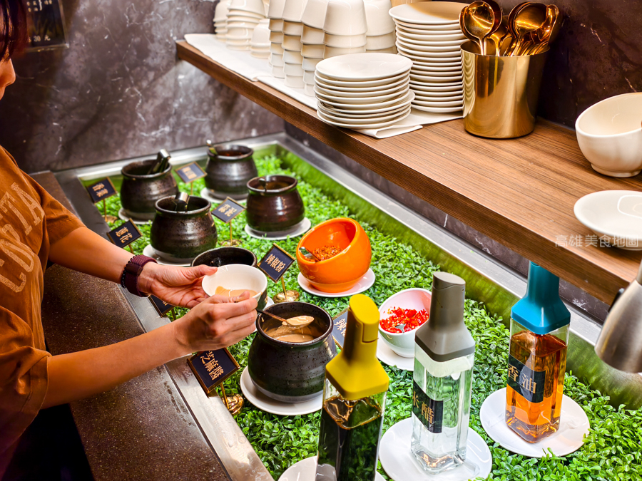 灑椒麻辣鴛鴦鍋青年店(高雄前金)─紅湯香 鴨血嫩 鍋料滿載 麻辣與暖湯的最強組合 愛河玩耍後的必吃新據點 灑椒麻辣鴛鴦鍋青年店(高雄前金)