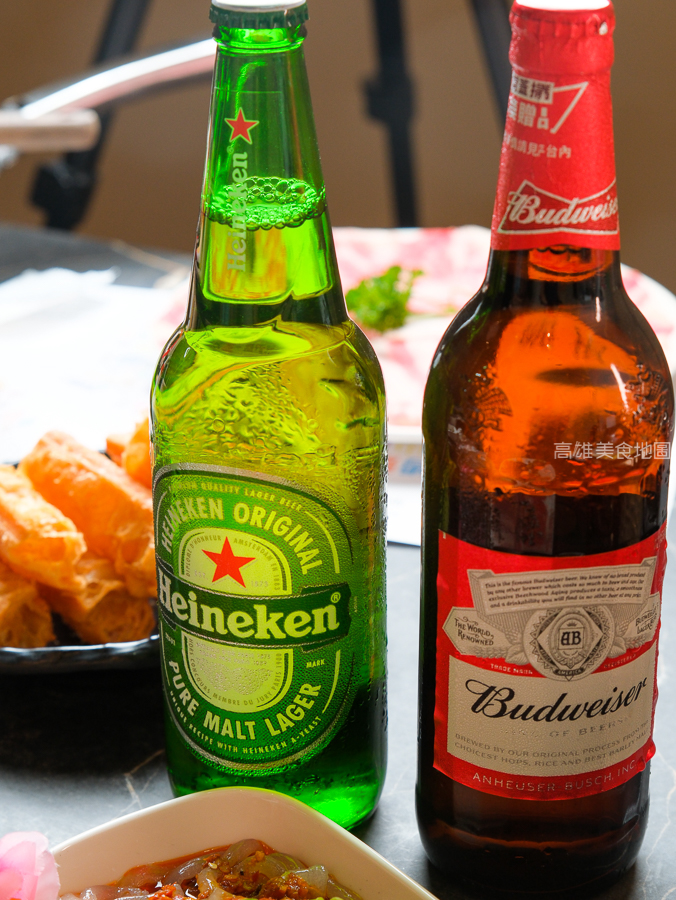 灑椒麻辣鴛鴦鍋青年店(高雄前金)─紅湯香 鴨血嫩 鍋料滿載 麻辣與暖湯的最強組合 愛河玩耍後的必吃新據點 灑椒麻辣鴛鴦鍋青年店(高雄前金)