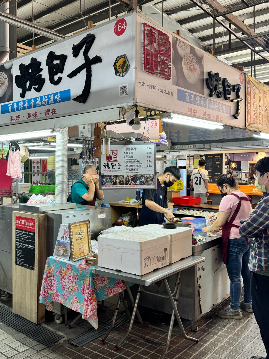 【左營區 / 龍華市場美食】東慶北堂烤包子|皮薄酥脆、咬下就爆汁!市場裡的職人級排隊鹹點心 龍華市場美食|東慶北堂烤包子