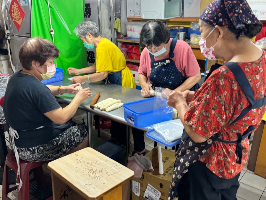 【左營區 / 龍華市場美食】東慶北堂烤包子|皮薄酥脆、咬下就爆汁!市場裡的職人級排隊鹹點心 龍華市場美食|東慶北堂烤包子