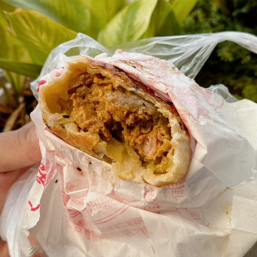 【左營區 / 龍華市場美食】東慶北堂烤包子|皮薄酥脆、咬下就爆汁!市場裡的職人級排隊鹹點心 龍華市場美食|東慶北堂烤包子