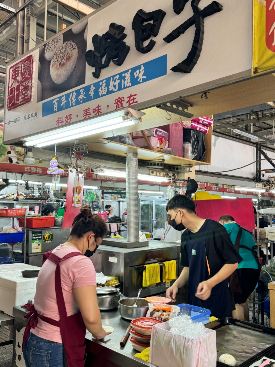 【左營區 / 龍華市場美食】東慶北堂烤包子|皮薄酥脆、咬下就爆汁!市場裡的職人級排隊鹹點心 龍華市場美食|東慶北堂烤包子