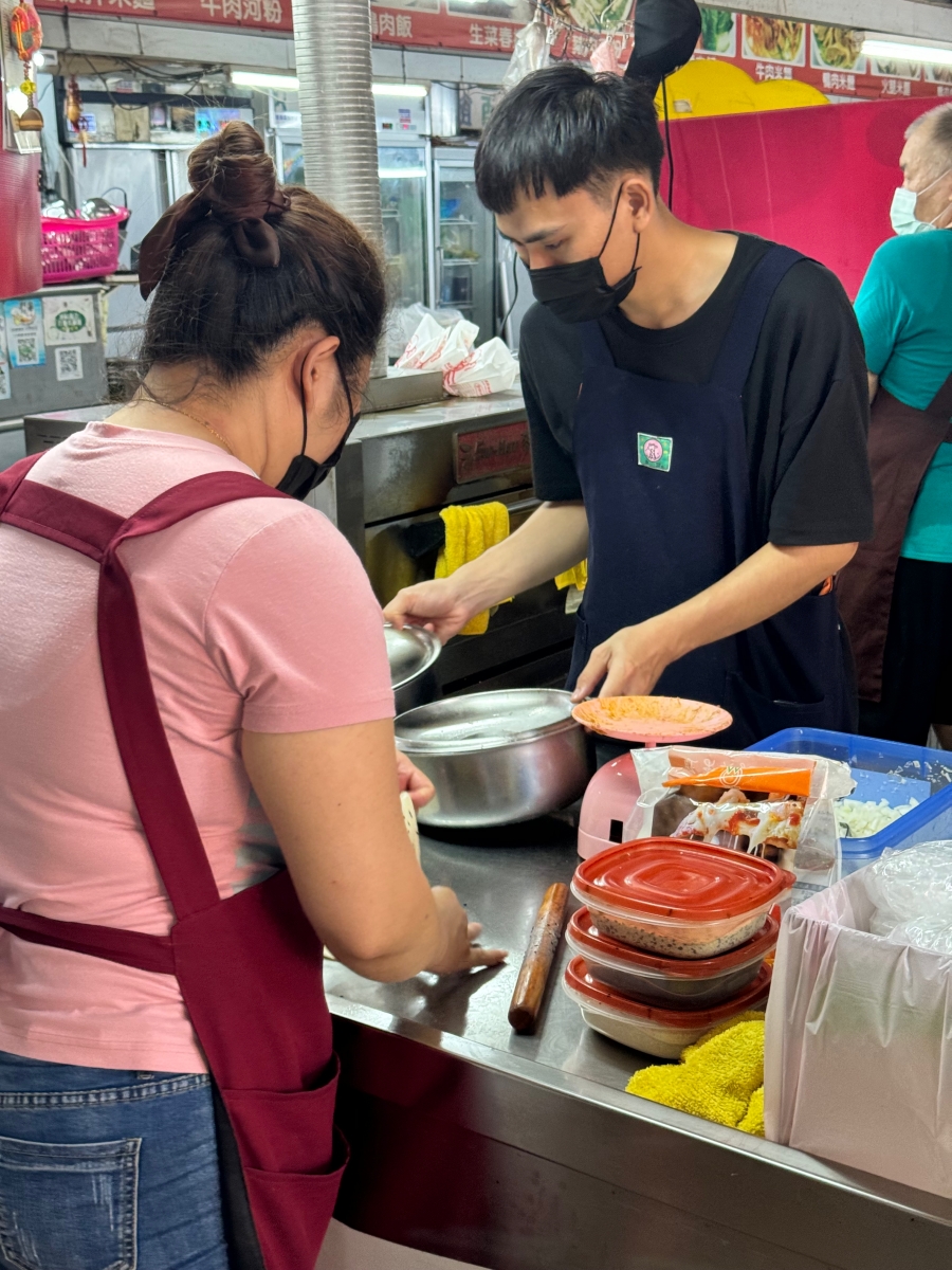 【左營區 / 龍華市場美食】東慶北堂烤包子|皮薄酥脆、咬下就爆汁!市場裡的職人級排隊鹹點心 龍華市場美食|東慶北堂烤包子