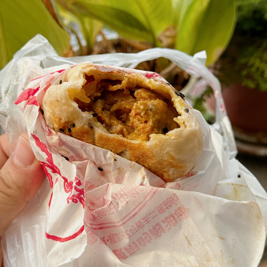 【左營區 / 龍華市場美食】東慶北堂烤包子|皮薄酥脆、咬下就爆汁!市場裡的職人級排隊鹹點心 龍華市場美食|東慶北堂烤包子