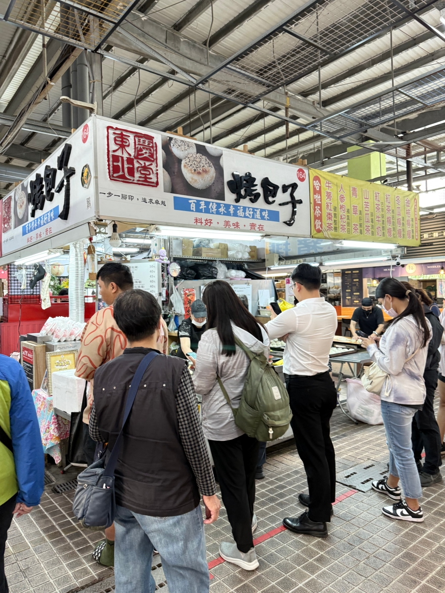 【左營區 / 龍華市場美食】東慶北堂烤包子|皮薄酥脆、咬下就爆汁!市場裡的職人級排隊鹹點心 龍華市場美食|東慶北堂烤包子